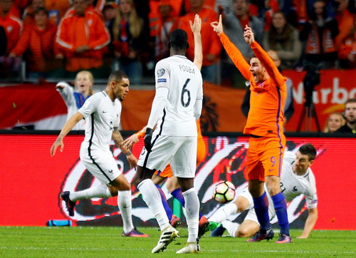 Vincent Janssen phản ứng khi Koscielny (21) ôm bóng trong vòng cấm