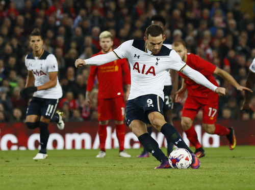 Janssen rút ngắn cách biệt cho Tottenham từ chấm 11 m