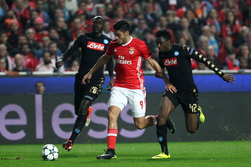 Jimenez (giữa) kh&ocirc;ng thể gi&uacute;p Benfica ngược d&ograve;ng trước Napoli