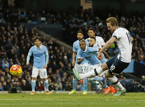 Man City lại thua sốc sân nhà, Liverpool đè bẹp Aston Villa