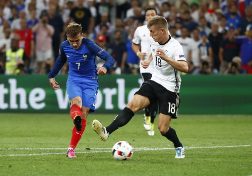 Antoine Griezmann đối đầu Toni Kroos (Đức) ở Euro 2016
