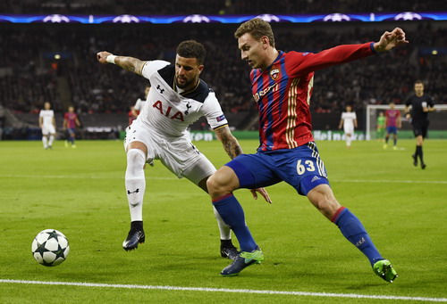 Kyle Walker tranh bóng với hậu vệ CSKA Moscow