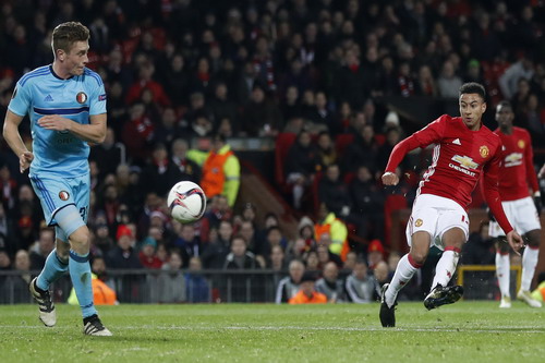 Cầu thủ trẻ Lingard lập công ở phút bù giờ