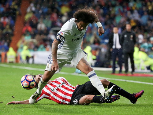 Marcelo vất vả đi bóng trước các hậu vệ Bilbao