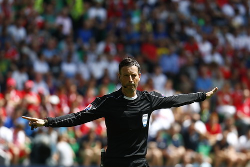Trọng tài Mark Clattenburg điều hành trận chung kết Euro 2016
