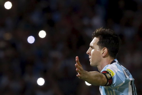 Brazil thoát hiểm, Cavani đưa Uruguay lên ngôi đầu
