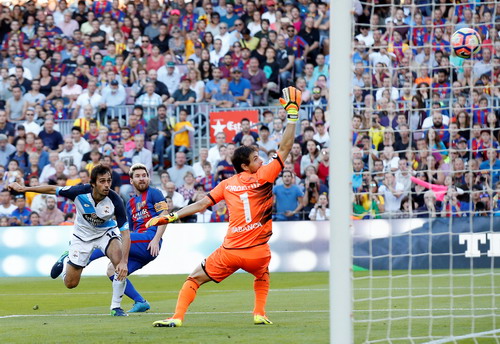 Messi lập kỷ lục sau khi trở lại s&acirc;n cỏ