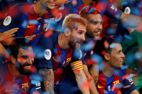 Messi lập siêu phẩm, Barcelona giành siêu cúp