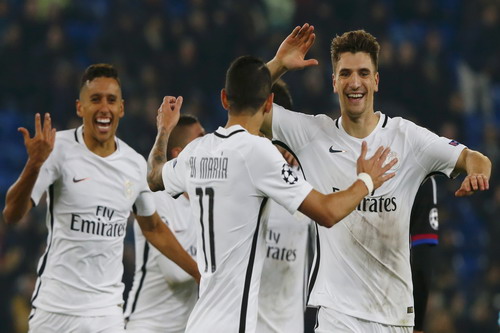 Đồng đội chia vui c&ugrave;ng Thomas Meunier (phải) với b&agrave;n thắng quyết định