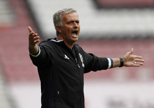 Mourinho: Lạc lõng, cô đơn giữa "bầy sói" FA