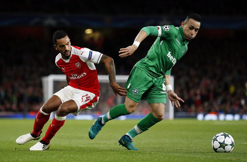 Natanael Pimienta tranh chấp bóng với Theo Walcott