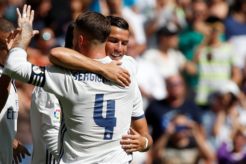 Barcelona thua sốc Alaves, Ronaldo lập công ngày trở lại