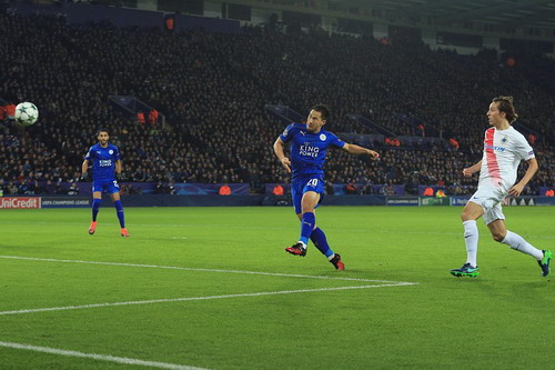 Okazaki ghi bàn mở tỉ số cho Leicester