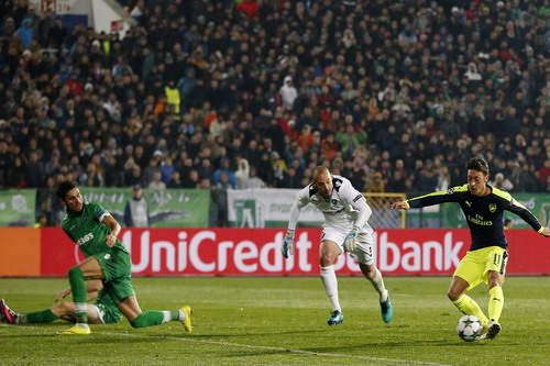 Ozil loại cả h&agrave;ng thủ Ludogorets để ghi b&agrave;n quyết định