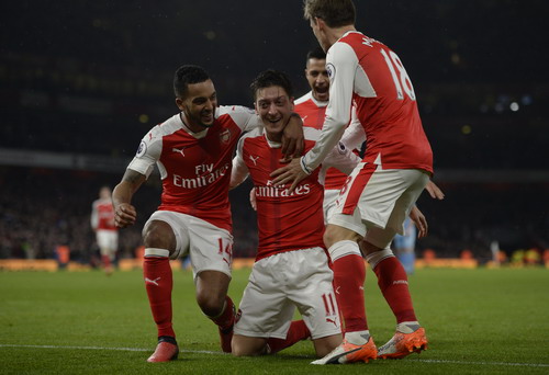 Mesut Ozil ghi bàn, Arsenal lên ngôi đầu bảng