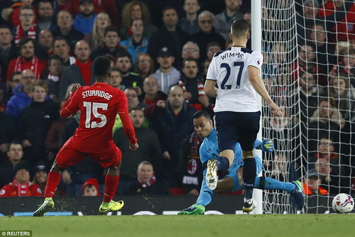 Sturridge hoàn tất cú đúp với pha phá bẫy việt vị