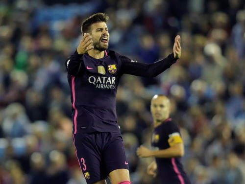 Pique lập c&uacute; đ&uacute;p, Barcelona vẫn trắng tay