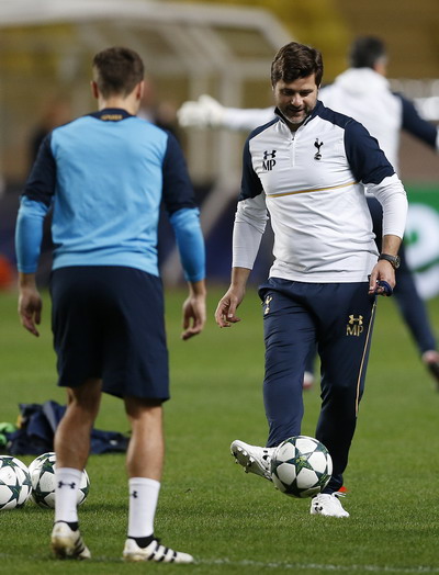 HLV Pochettino đ&iacute;ch th&acirc;n tập luyện c&ugrave;ng cầu thủ