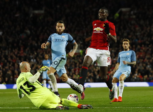 Paul Pogba thi đấu x&ocirc;ng x&aacute;o nhưng vẫn chưa tạo được dấu ấn