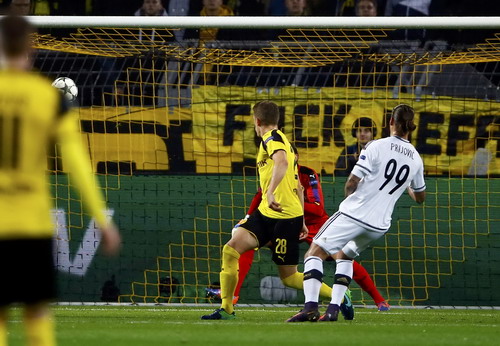 Prijovic ghi hai bàn trong hiệp 1 nhưng Legia Warsaw vẫn bị dẫn ngược 5-2