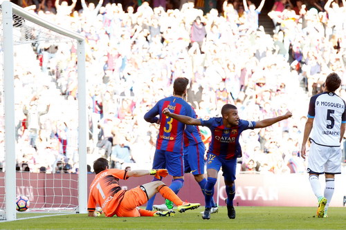 Rafinha lập c&uacute; đ&uacute;p cho Barcelona ngay trong hiệp một
