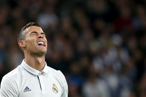 Ronaldo: Lãnh “Quả bóng vàng” rồi hồi hộp với án tù?