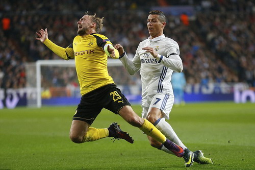 Thua bàn kỳ lạ phút 88, Real Madrid mất ngôi đầu