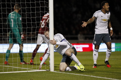 Memphis Depay khá ăn ý với Rooney trên hàng công