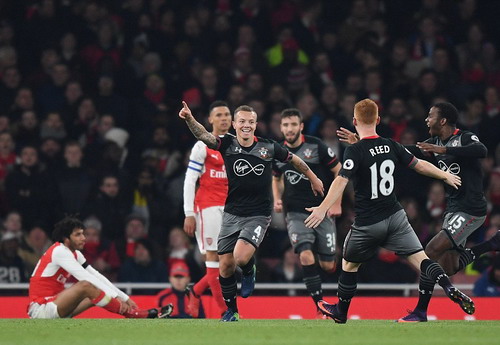 Arsenal thua sốc Southampton trên sân nhà