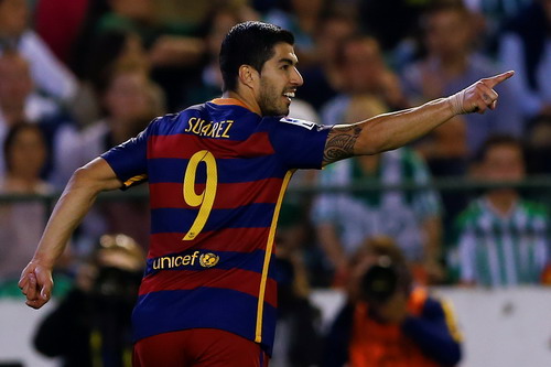 Suarez giúp Barcelona vượt ải Betis, vững ngôi đầu La Liga