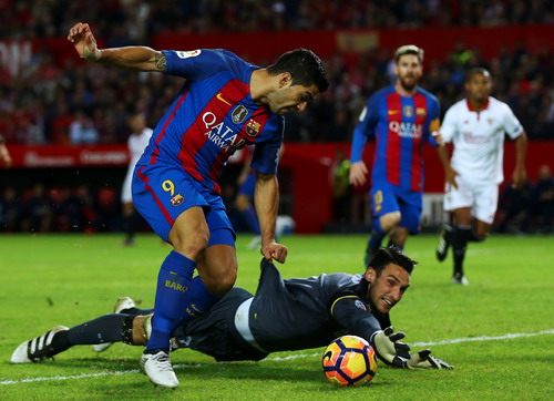 Luis Suarez ghi bàn trước sự bất lực của thủ môn Sergio Rico