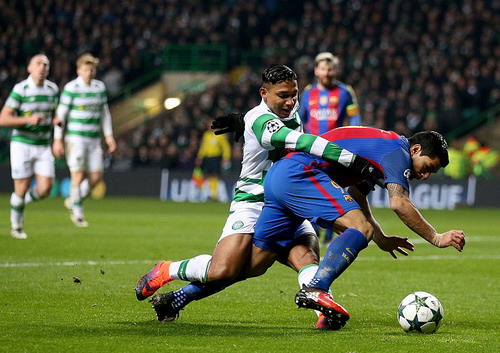 Izaguirre phạm lỗi với Suarez trong vòng cấm
