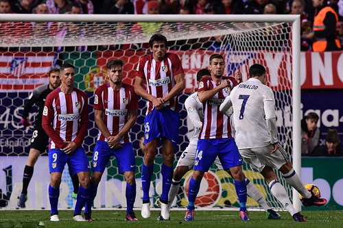 Ronaldo mở tỉ số bằng pha sút phạt cực khó