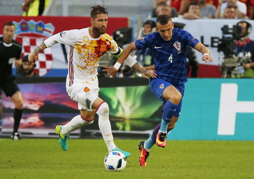 Tây Ban Nha thua ngược Croatia, đối đầu Ý ở vòng 1/8