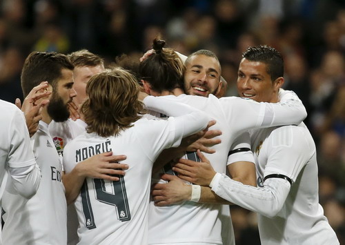 Thắng 4 sao Sevilla, Real Madrid áp sát ngôi đầu