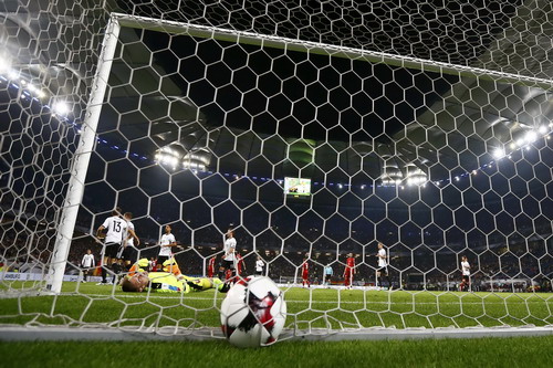 Thủ thành Vaclik bất lực sau cú sút xa của Toni Kroos