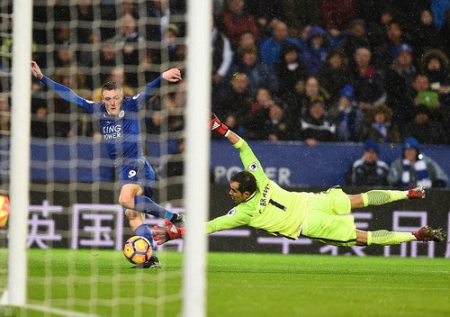 Vardy ghi bàn thắng thứ ba từ sai lầm của hàng thủ Man City