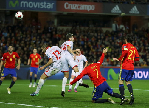 Velkovski (14) đánh đầu vào lưới nhà Macedonia