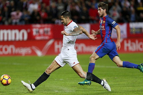 Vitolo tăng tốc qua mặt Sergi Roberto...