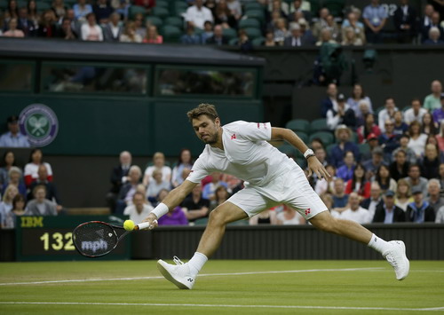 Wawrinka thua sốc, Djokovic bị dẫn 2 ván đầu