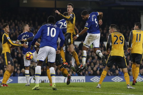 Trung vệ Ashley Williams đ&aacute;nh đầu ấn định chiến thắng cho Everton