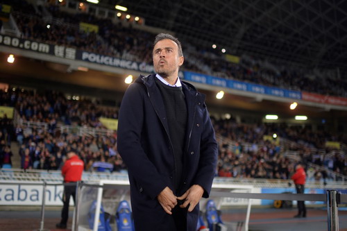 Luis Enrique cô đơn dưới sân bóng