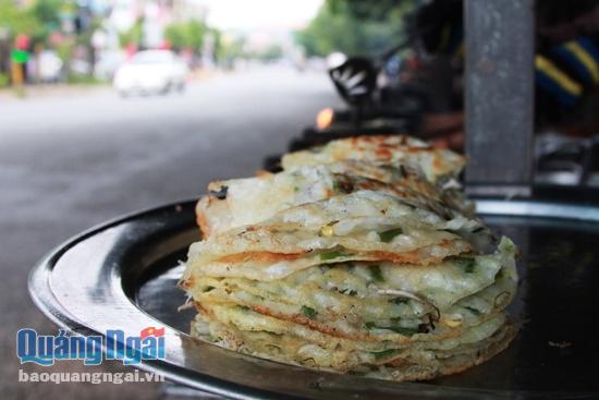 
Những chiếc b&aacute;nh x&egrave;o thơm phức được sắp sẵn tr&ecirc;n m&acirc;m.
