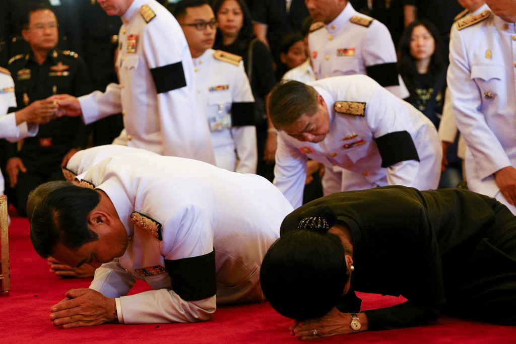 Thủ tướng Chan-o-cha và vợ thực hiện nghi lễ trước di ảnh Quốc vương Bhumibol tại Cung điện Hoàng gia. Ảnh: Reuters.