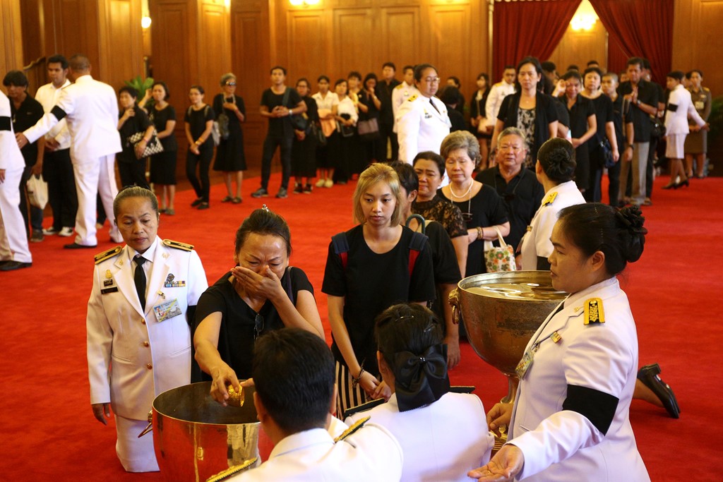 Một người dân bật khóc khi thực hiện nghi lễ. Ảnh: Reuters