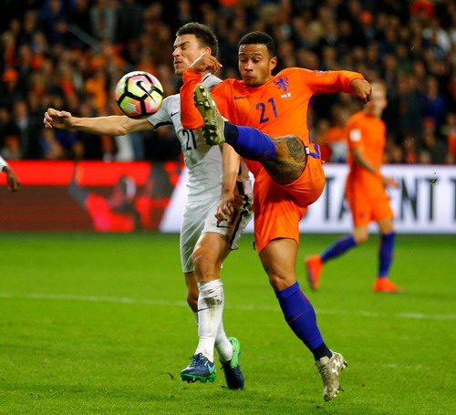 Memphis Depay chơi năng nổ nhưng không ghi được bàn thắng