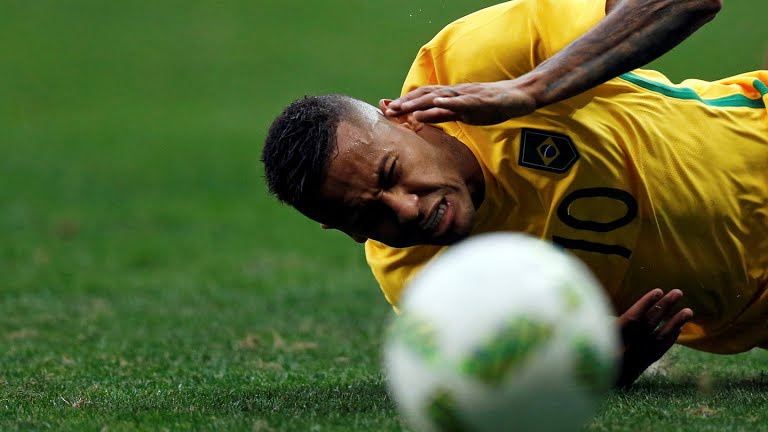 Tiền đạo Neymar từng bị rạn cột sống ở VCK World Cup 2014