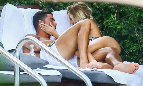 Ronaldo ôm ấp "gái lạ" ở Mỹ