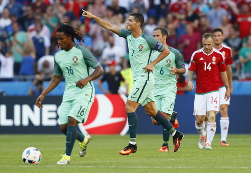 Ronaldo li&ecirc;n tiếp ph&aacute; kỷ lục Euro