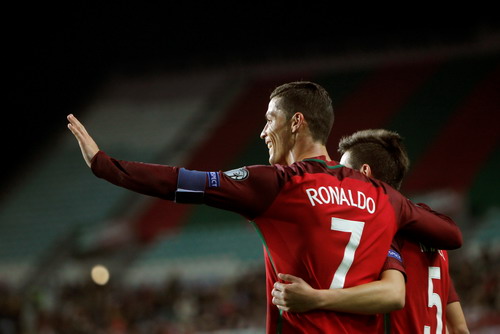 Ronaldo tỏa s&aacute;ng với hai b&agrave;n thắng v&agrave;o lưới Latvia